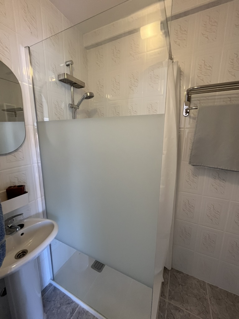 AMAZING rental apartment in Tavira Portugal sunny refuge 03b ensuite bathroom in bedroom 1