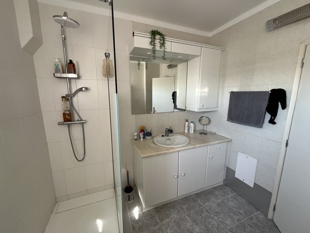 AMAZING rental apartment in Tavira Portugal sunny refuge 08a main bathroom